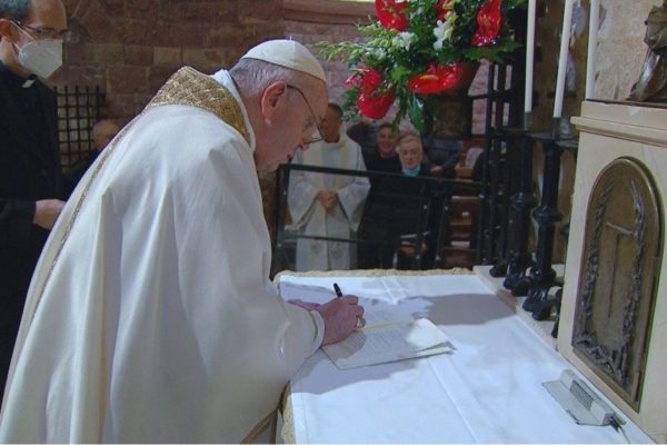 Sobre la tumba de San Francisco el Papa firma “Fratelli tutti”